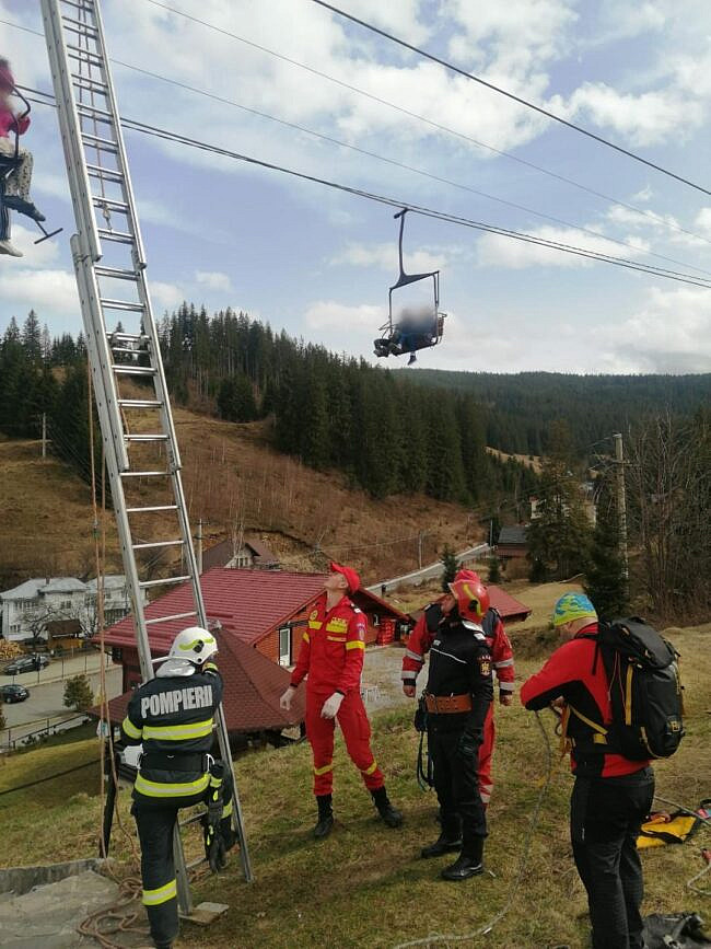 50 de oameni, coborâți de salvamontiști din telescaunul de la Vatra Dornei, după ce instalația s-a stricat