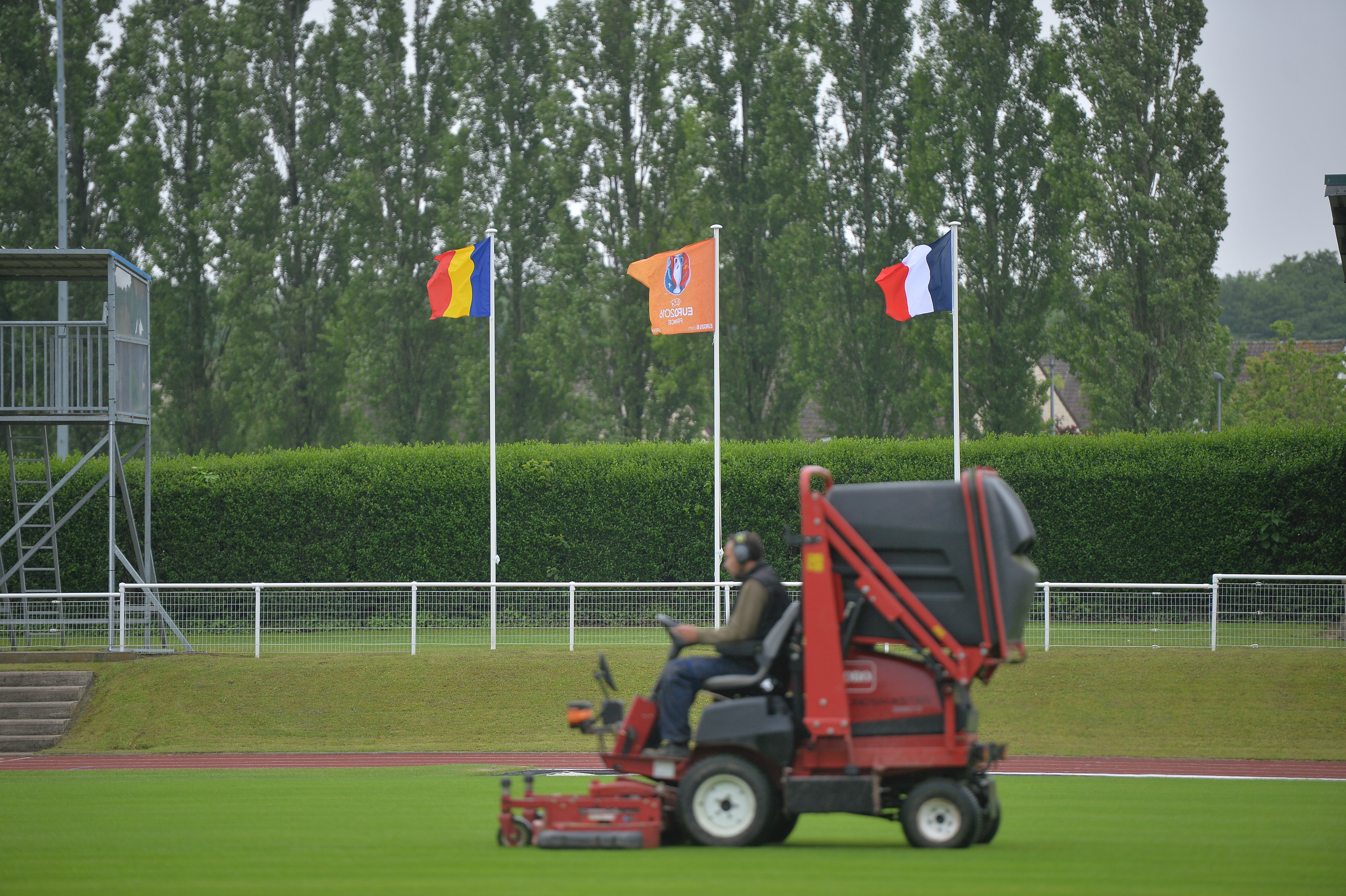 Libertatea, la Euro 2016. Hotelul tricolorilor, terenul de antrenament, Parisul sub ape, fanzone-ul și gloanțele de la Bataclan | EXCLUSIV