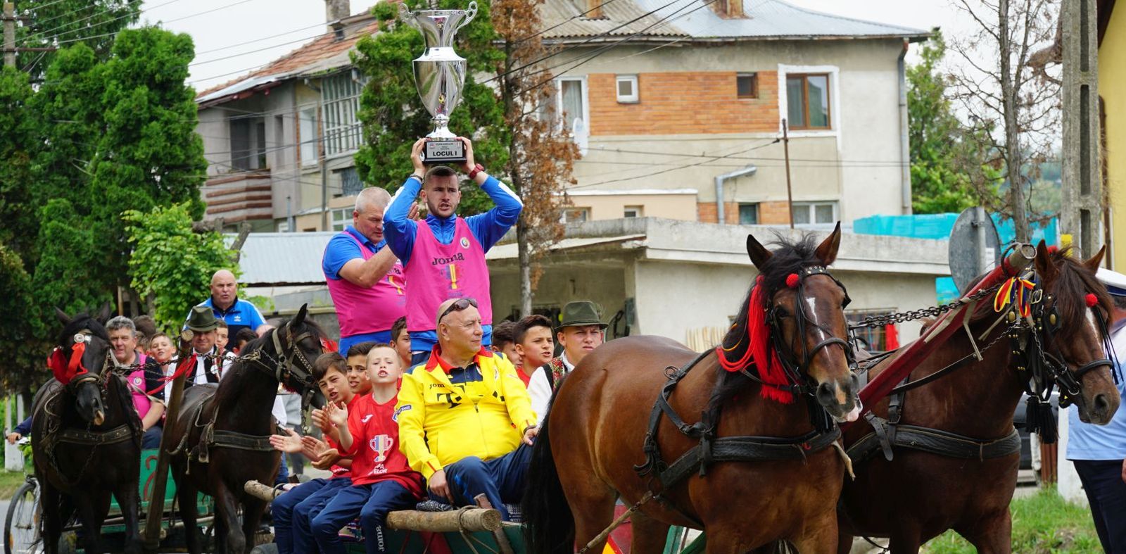 Câștigătorii Cupei Satelor, plimbați cu căruța! Copiii din Ruginoasa au sărbătorit într-un mod inedit performanța alături de toată comuna / FOTO&VIDEO