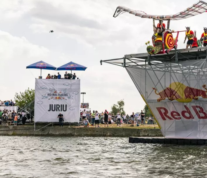 38 de piloți trăsniți au sfidat gravitația la Red Bull Flugtag cu mașinăriile lor zburătoare. Echipa Pegasus 27 a câștigat competiția