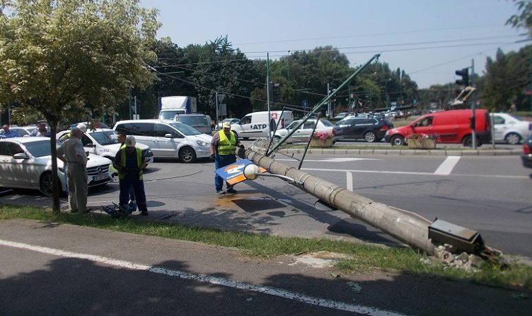Accident la Timișoara | Un troleibuz a doborât un stâlp de iluminat FOTO