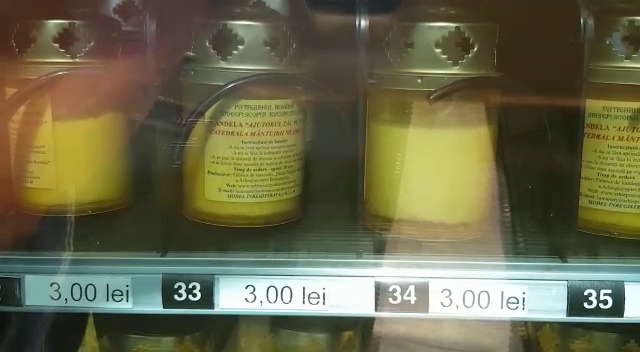 VIDEO/Automat cu lumânări și tămâie la intrarea într-un cimitir din Prahova. Inițiativa aparține preotului unei parohii din Câmpina