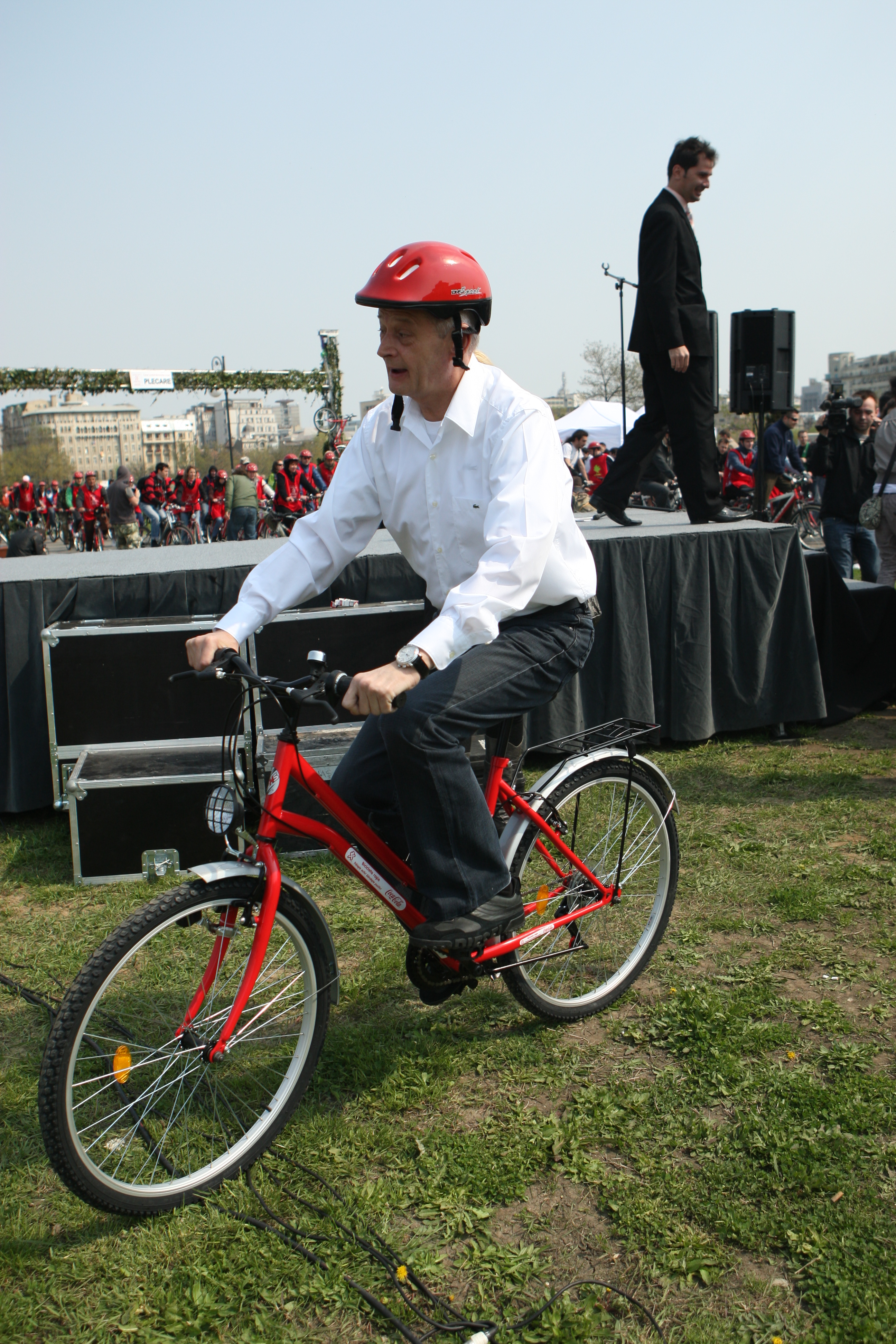 GALERIE FOTO/Politicieni pe bicicletă: ce promisiuni fanteziste au făcut oficialii, de pe două roți