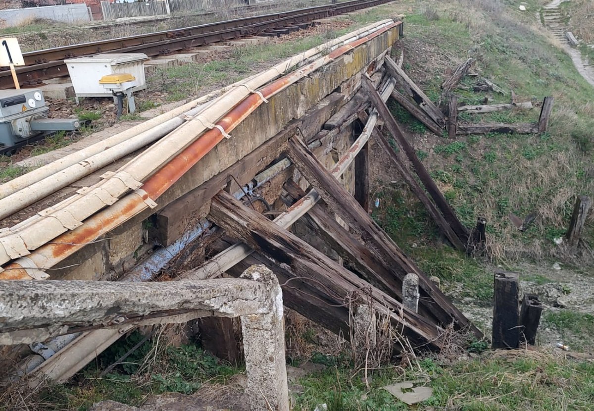 Un pod CFR din judeţul Bacău stă sprijinit în proptele din lemn. Compania neagă pericolul de prăbușire