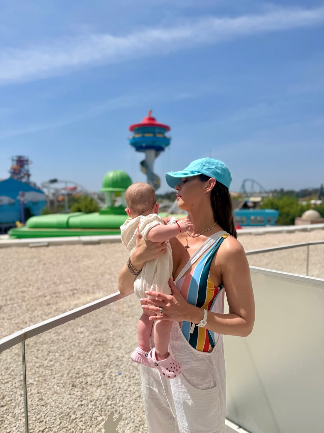 Imagini cu Roxana Nemeș și gemenii ei în vacanță, în Turcia. Cât costă sejurul la resortul de cinci stele din Antalya