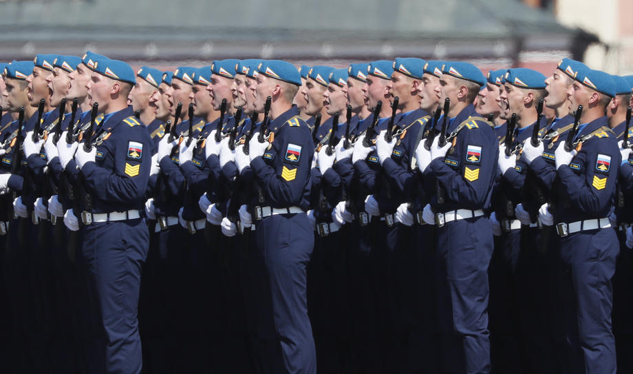 Mii de soldați defilează la Moscova, la parada de Ziua Victoriei, fără să țină cont de pandemia de coronavirus