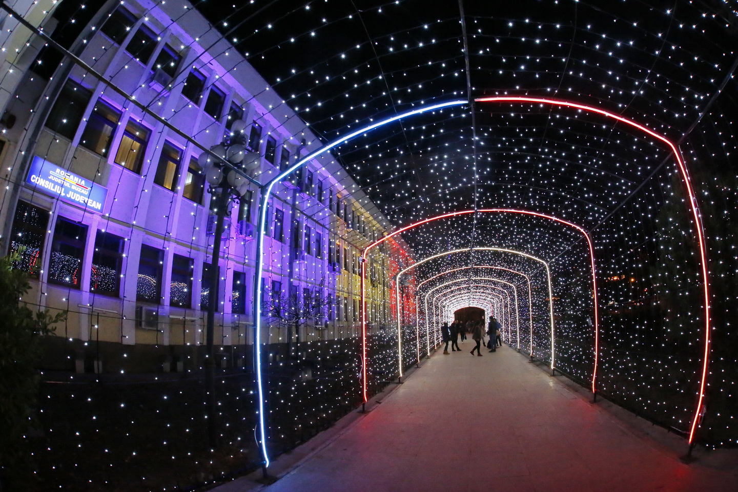 GALERIE FOTO/ Și la Buzău a fost inaugurat iluminatul festiv și s-a deschis oficial Târgul de Crăciun