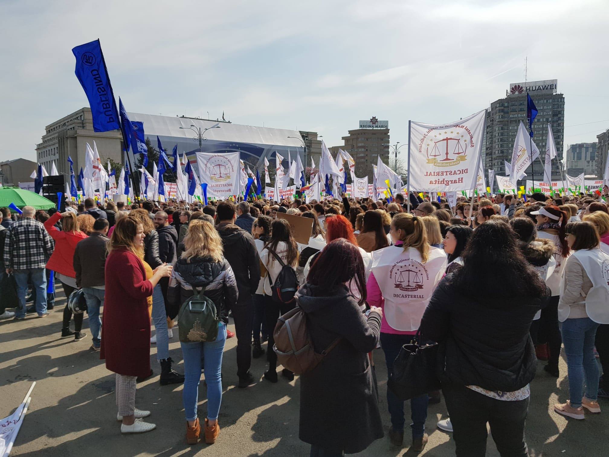 UPDATE. Delegaţie a grefierilor, la discuţii la Guvern. Colegii lor protestează în Piața Victoriei (FOTO&VIDEO)