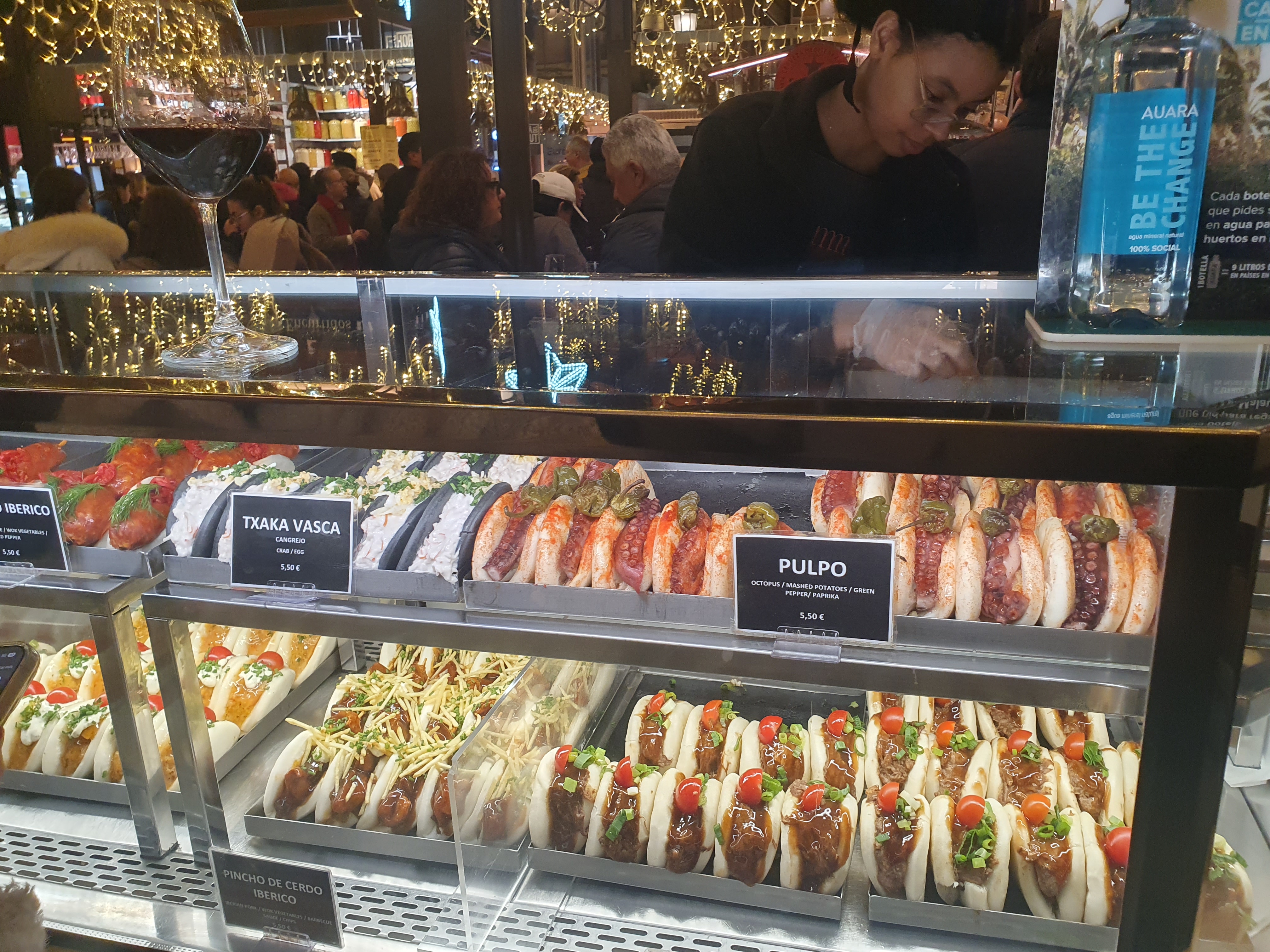 Sărbătorile de iarnă la Madrid. Explozia culinară din capitala Spaniei. Cât costă o porție de fructe de mare sau un pahar de vin în Mercado de San Miguel