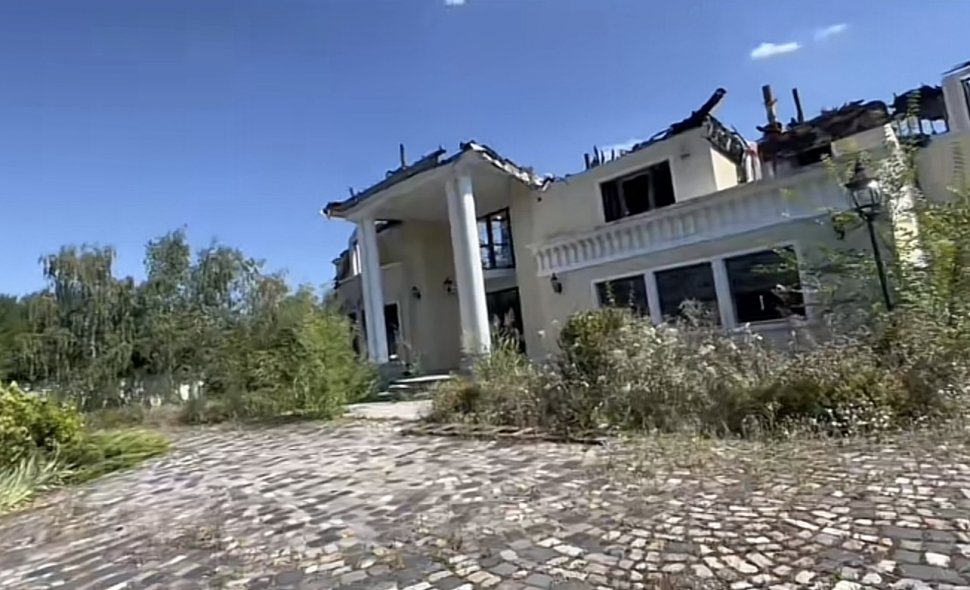 Imagini din interiorul vilei din Izvorani a lui Irinel Columbeanu. Imobilul a ars complet, dar pozele cu fiica lui nu au fost atinse de flăcări
