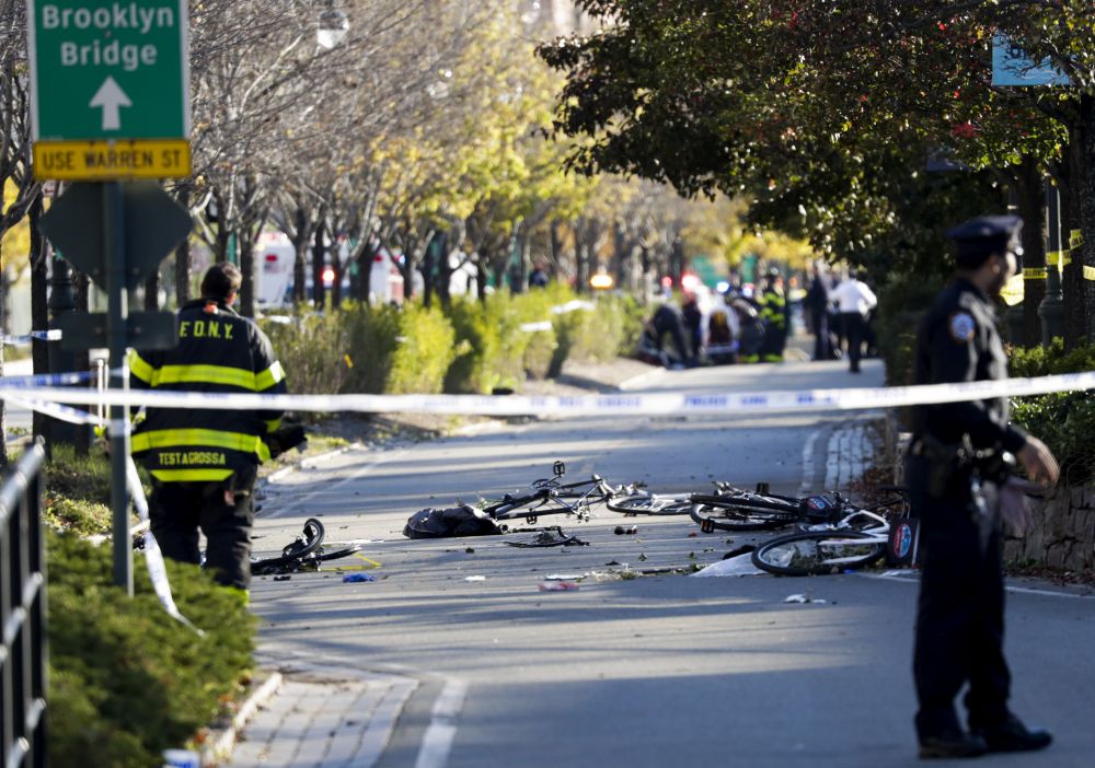 FOTO&VIDEO/ Atac terorist în New York, soldat cu opt morți. Un șofer a lovit cu o camionetă mai mulți bicicliști