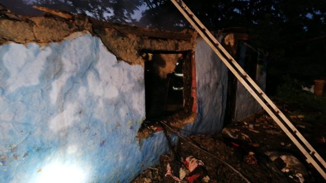 Două femei și o adolescentă din Iași au murit intoxicate cu fum, după ce le-a luat foc casa