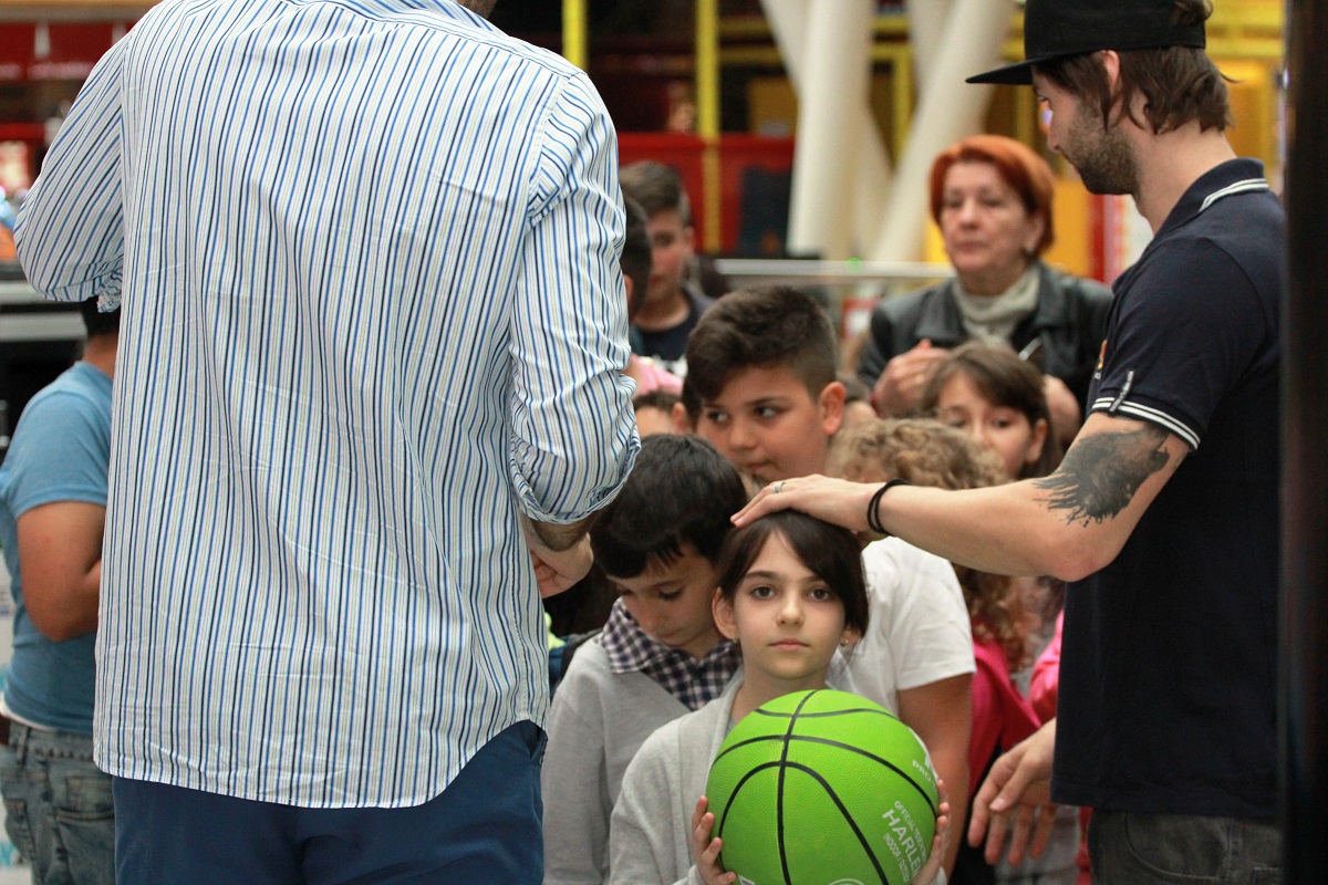 Virgil Stănescu, președintele echipei de baschet Steaua, a dat lecții de baschet în mall