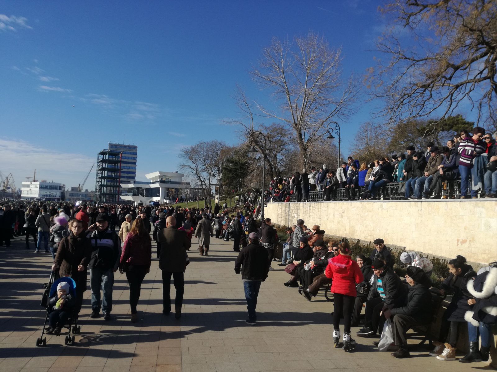 VIDEO: Peste 10.000 de oameni s-au călcat în picioare pentru agheasmă, la Constanța. În loc de gerul Bobotezei, o vreme de primăvară