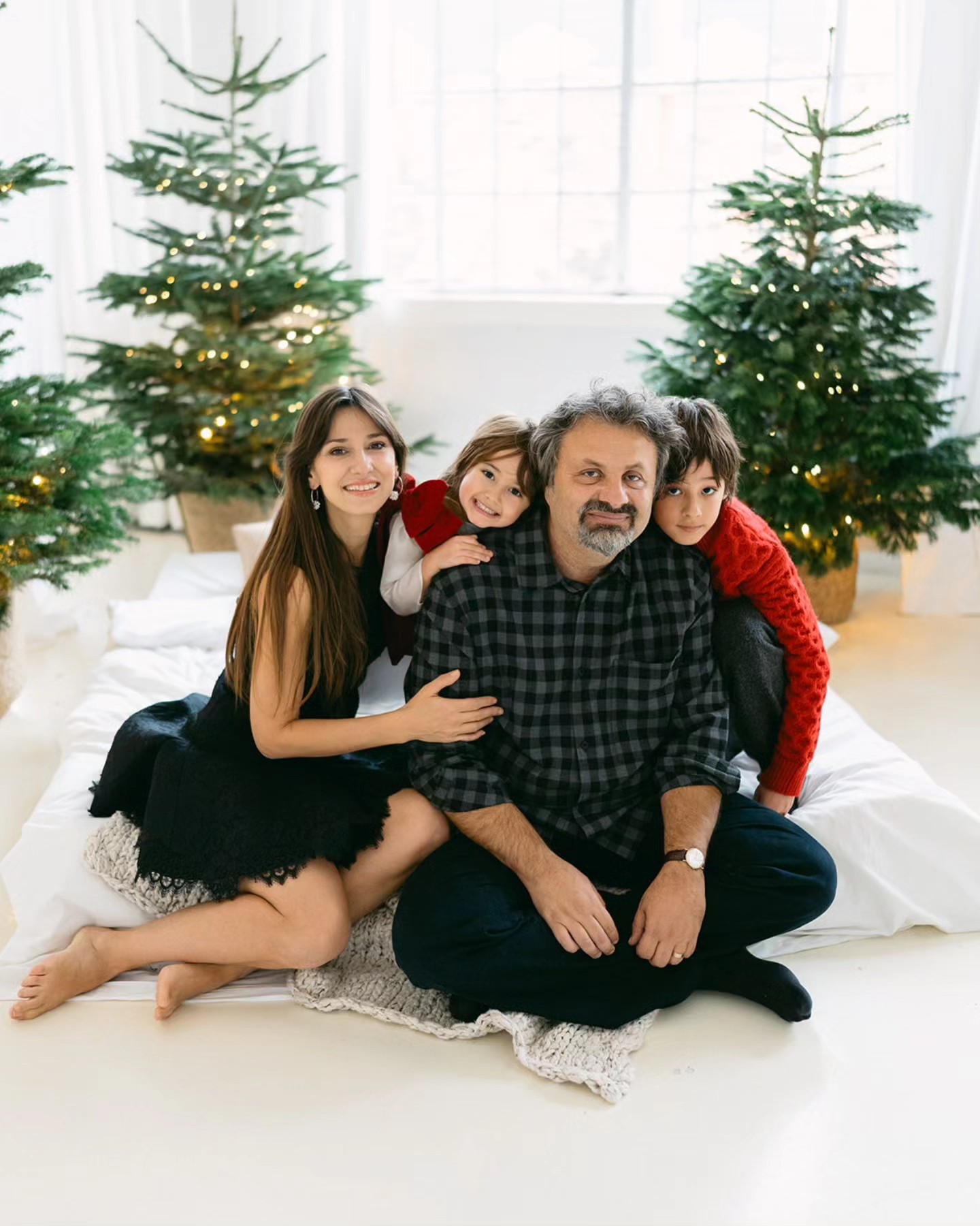 Imagini din sufrageria Danei Rogoz, decorată de Crăciun. A împodobit bradul alături de cei doi copii