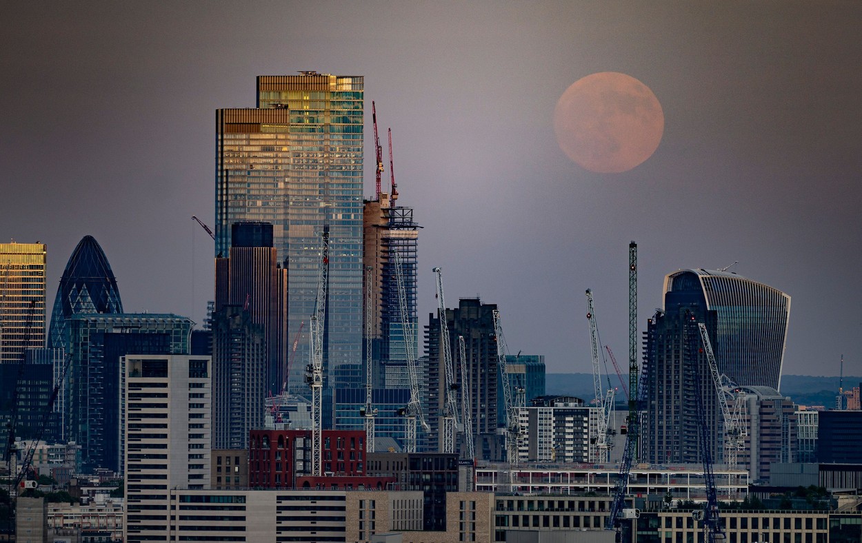 SuperLuna, văzută din marile orașe ale lumii. Imagini spectaculoase cu fenomenul astronomic