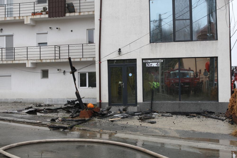 VIDEO/ Locuitorii din Chiajna aduc acuzații dure, după incendiul care a cuprins trei blocuri. "E posibil să fi rămas doar cu hainele de pe mine!”. De la ce ar fi pornit incendiul