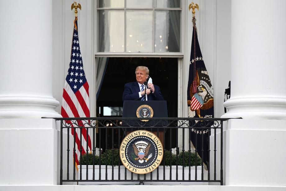 VIDEO | Donald Trump, primul eveniment public după infectarea cu COVID-19. CNN: "Discurs divizor la Casa Albă" în fața a sute de oameni, cu atac la Joe Biden