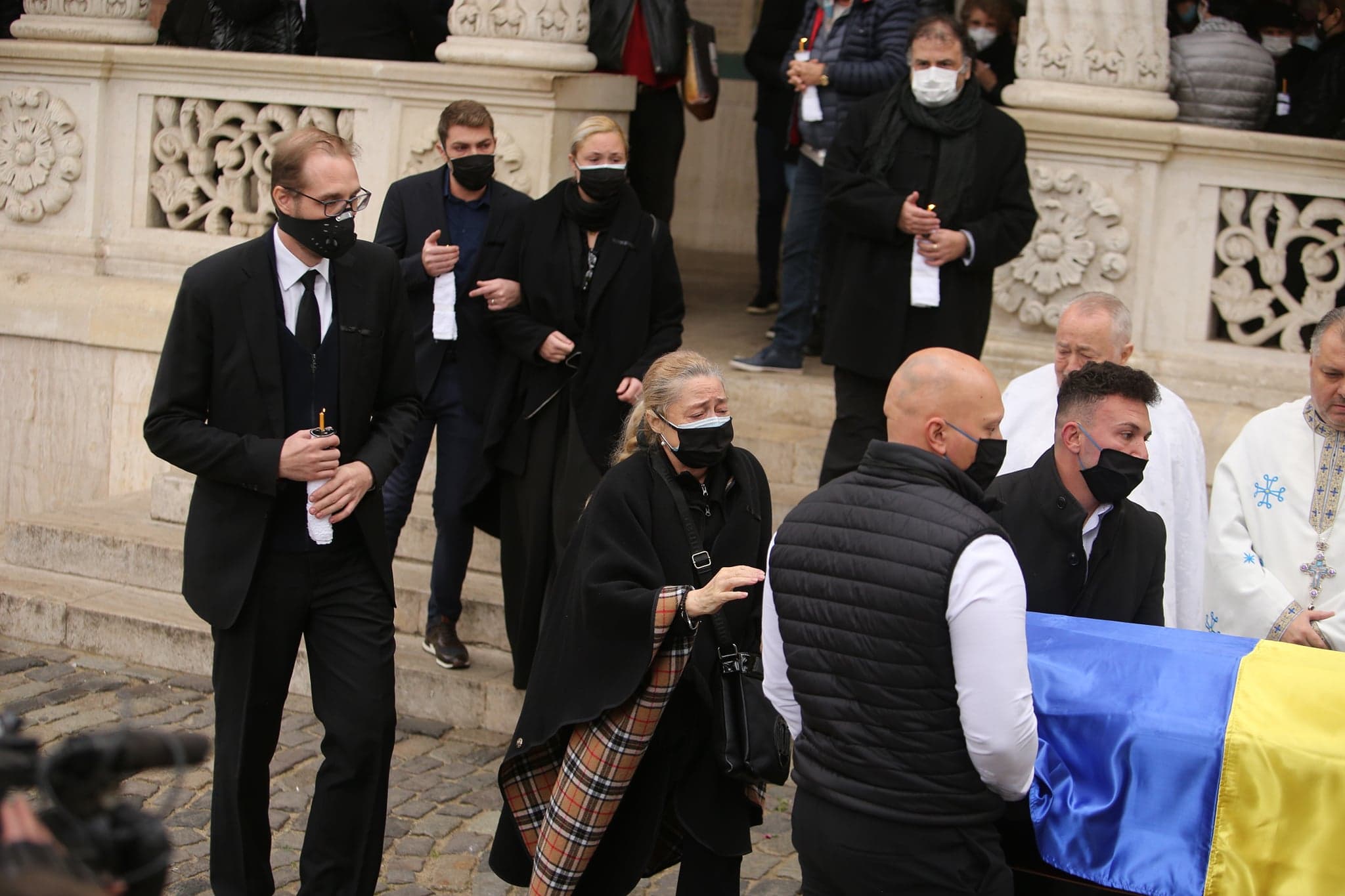 VIDEO | Vladimir Găitan, condus pe ultimul drum de familie și de colegi. Actorul, înmormântat cu onoruri militare