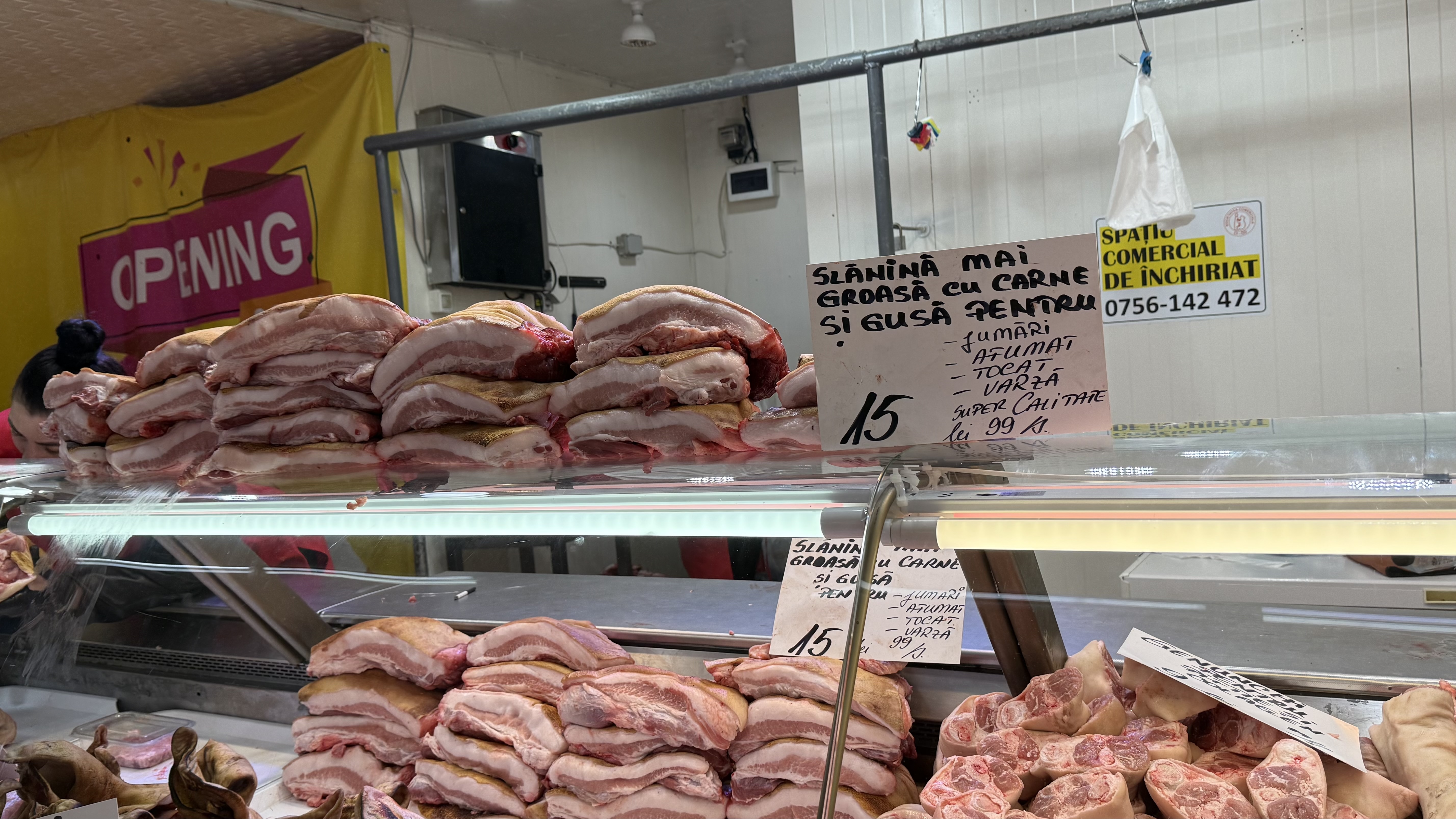 A început bătălia pentru carnea de porc. Reportaj în hala Obor: cât ne costă preparatele pentru sarmale și tobă?