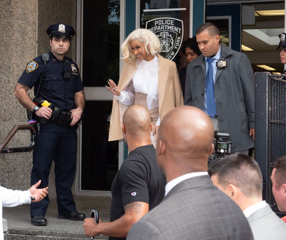 FOTO/ O cunoscută cântăreață din SUA s-a predat la poliție, după ce s-a luat la bătaie într-un club de striptease din New York