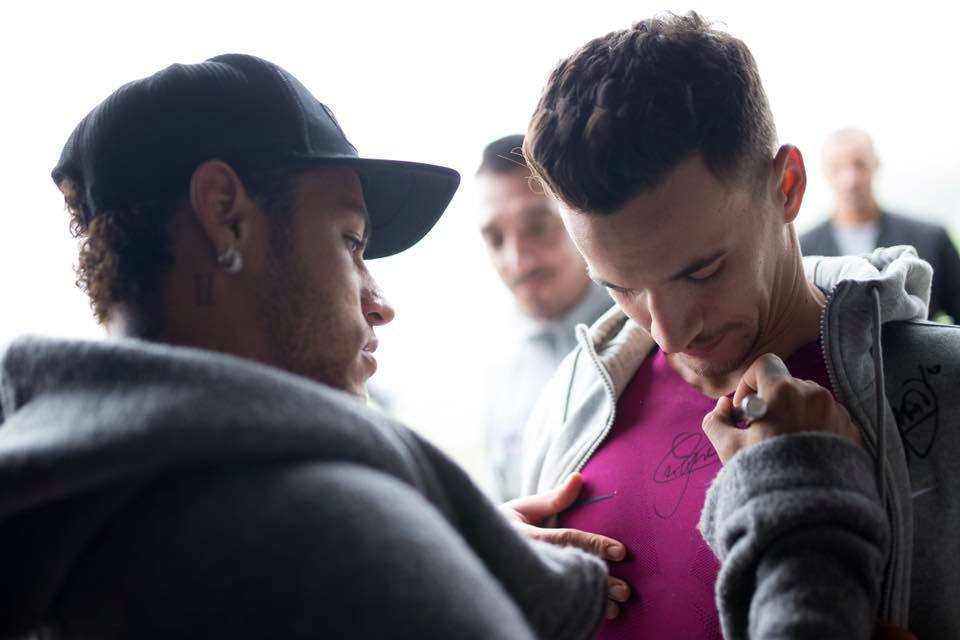 Neymar a primit cadou steagul României și un clop de oșan de la campionii mondiali la fotbal 5 la 5 / GALERIE FOTO&VIDEO