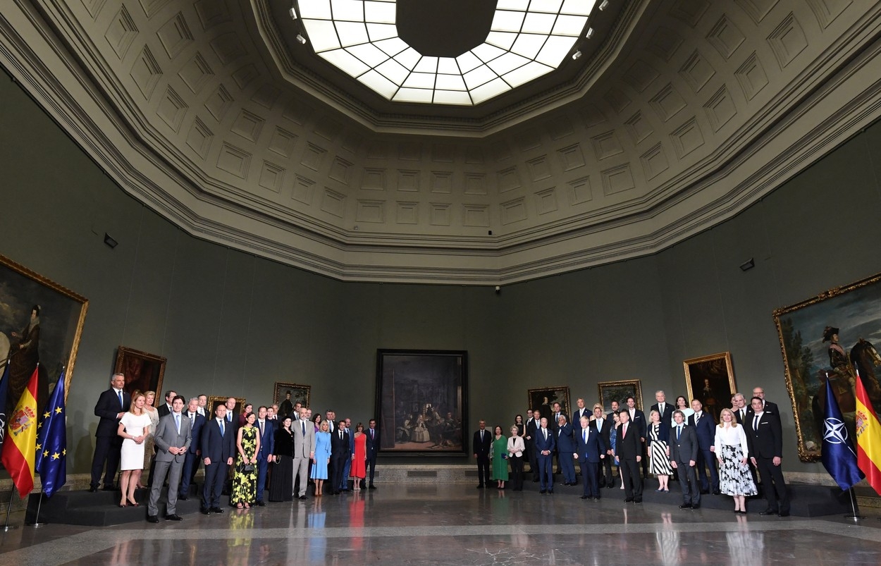 Imagini cu președintele Klaus Iohannis de la Muzeul Prado din Madrid, înainte de cina liderilor NATO. Piesa de rezistență a meniului