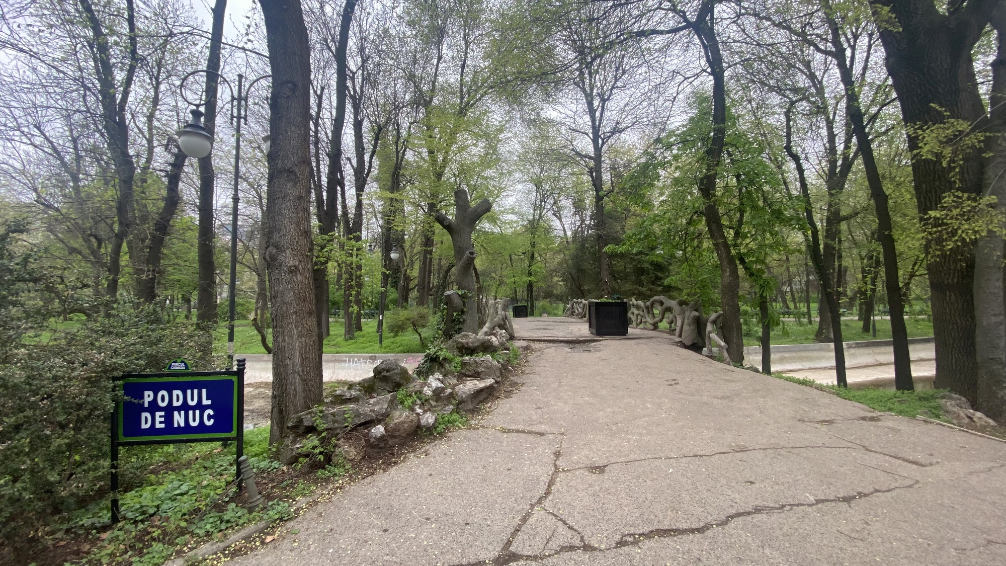FOTO. Podul din Cișmigiu construit acum un secol și jumătate, într-o stare avansată de degradare. Autoritățile promit reabilitarea