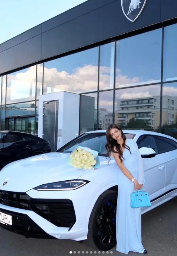Andreea Bostănică a primit cadou un bolid de lux în valoare de 300.000 de euro. Imagini cu influencerița și bijuteria pe patru roți