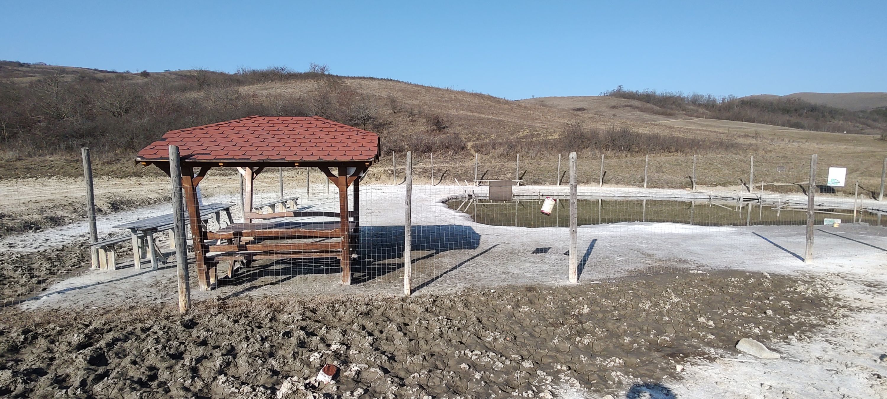 Cătunul cu 20 de locuitori din Transilvania situat pe un masiv de sare. Scos din izolare prin asfaltarea drumului și o bază de agrement de 3 milioane de euro