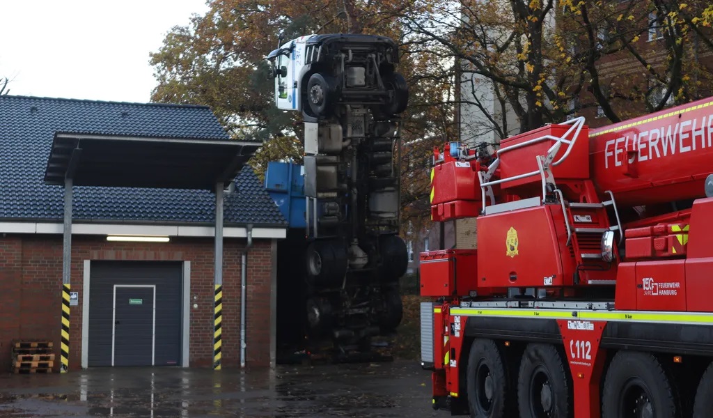 Un camion s-a răsturnat pe spate în parcarea unui supermarket și a rămas pe verticală, în Germania