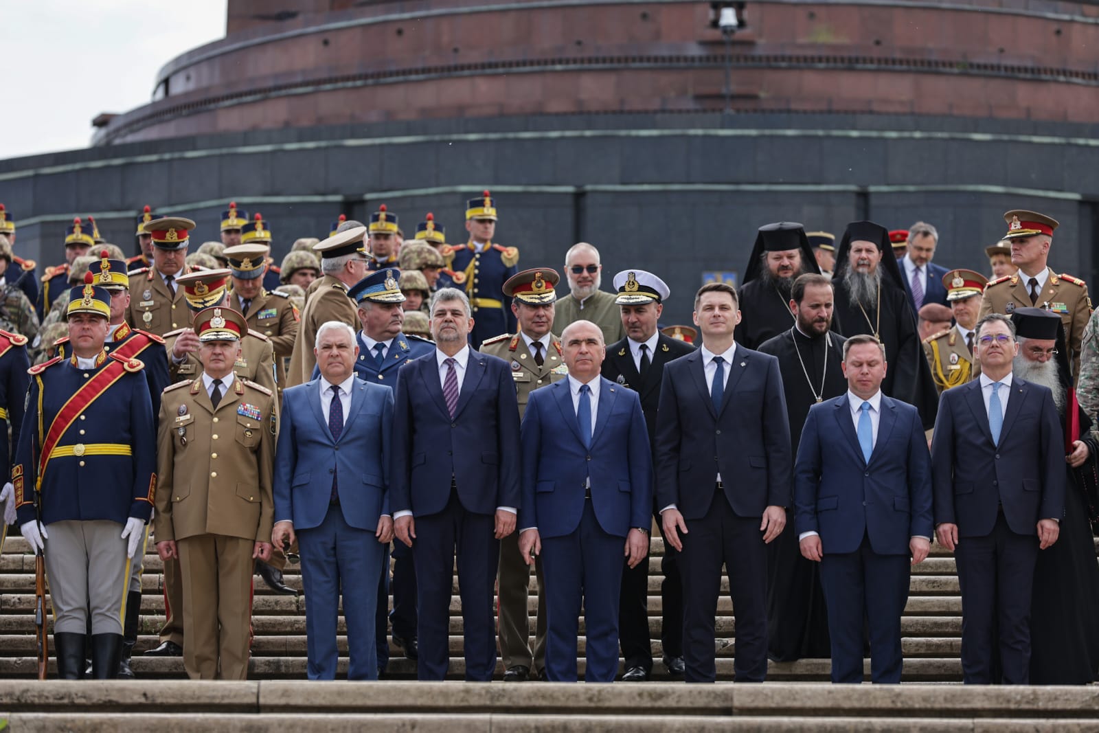 Ziua Forțelor Terestre 2025. Ilie Bolojan a vizitat fără Marcel Ciolacu expoziția de echipamente și tehnică militară din Parcul Carol | VIDEO