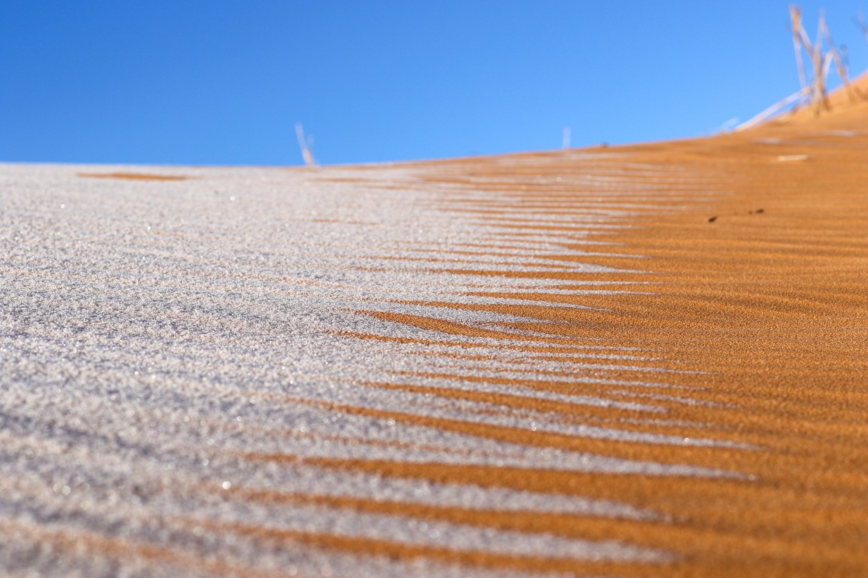 Dune de nisip, acoperite de zăpadă. Fenomen rar în deșertul Sahara