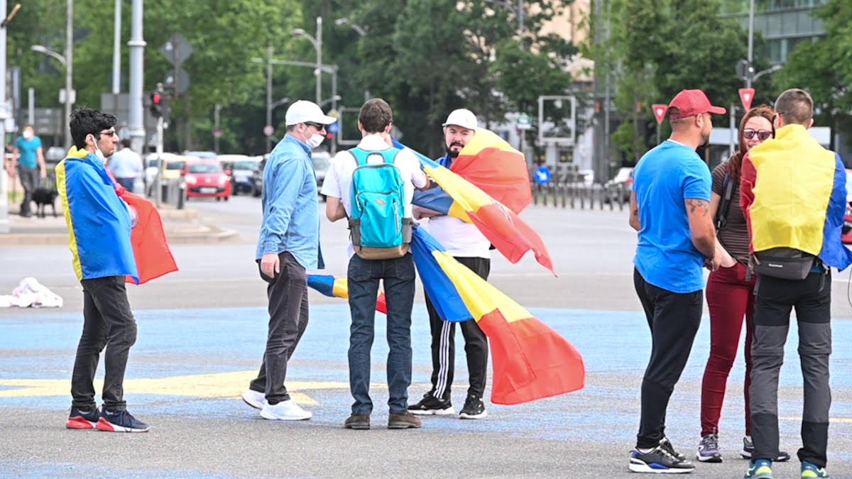 UPDATE: Protest în fața Guvernului, în prima zi de stare de alertă, deși mitingurile sunt interzise în această perioadă. Două persoane au fost ridicate de jandarmi