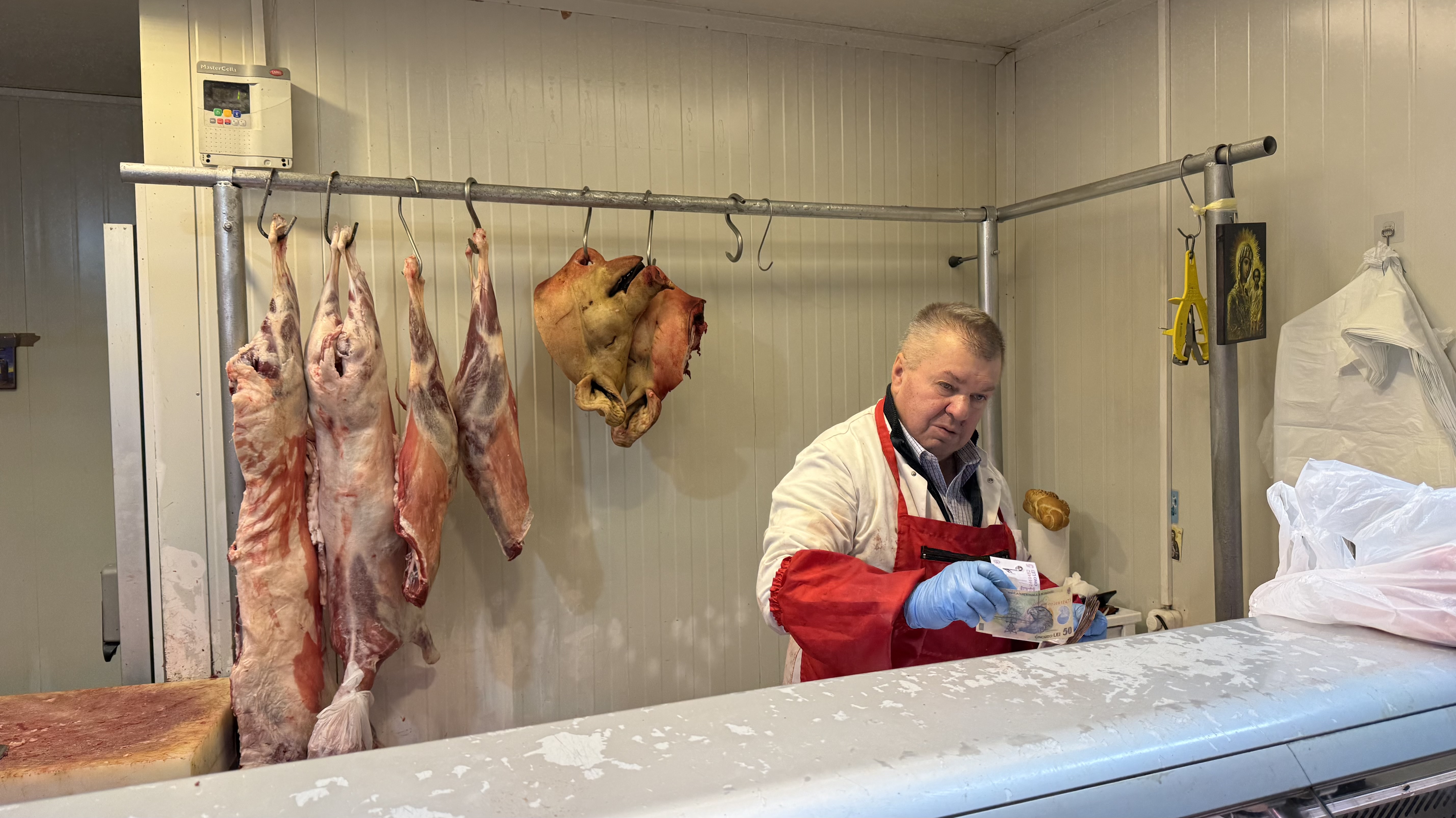 A început bătălia pentru carnea de porc. Reportaj în hala Obor: cât ne costă preparatele pentru sarmale și tobă?