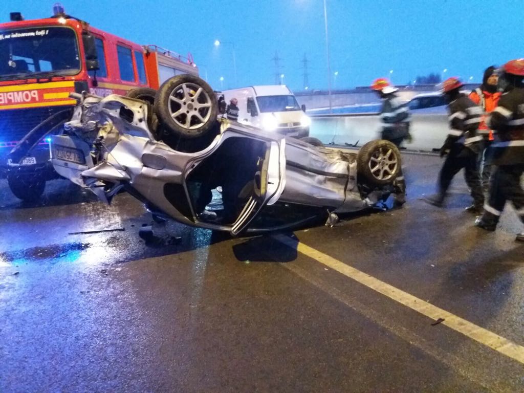 Doi răniți grav, după ce mașina în care se aflau s-a rostogolit pe şosea din cauza vitezei excesive