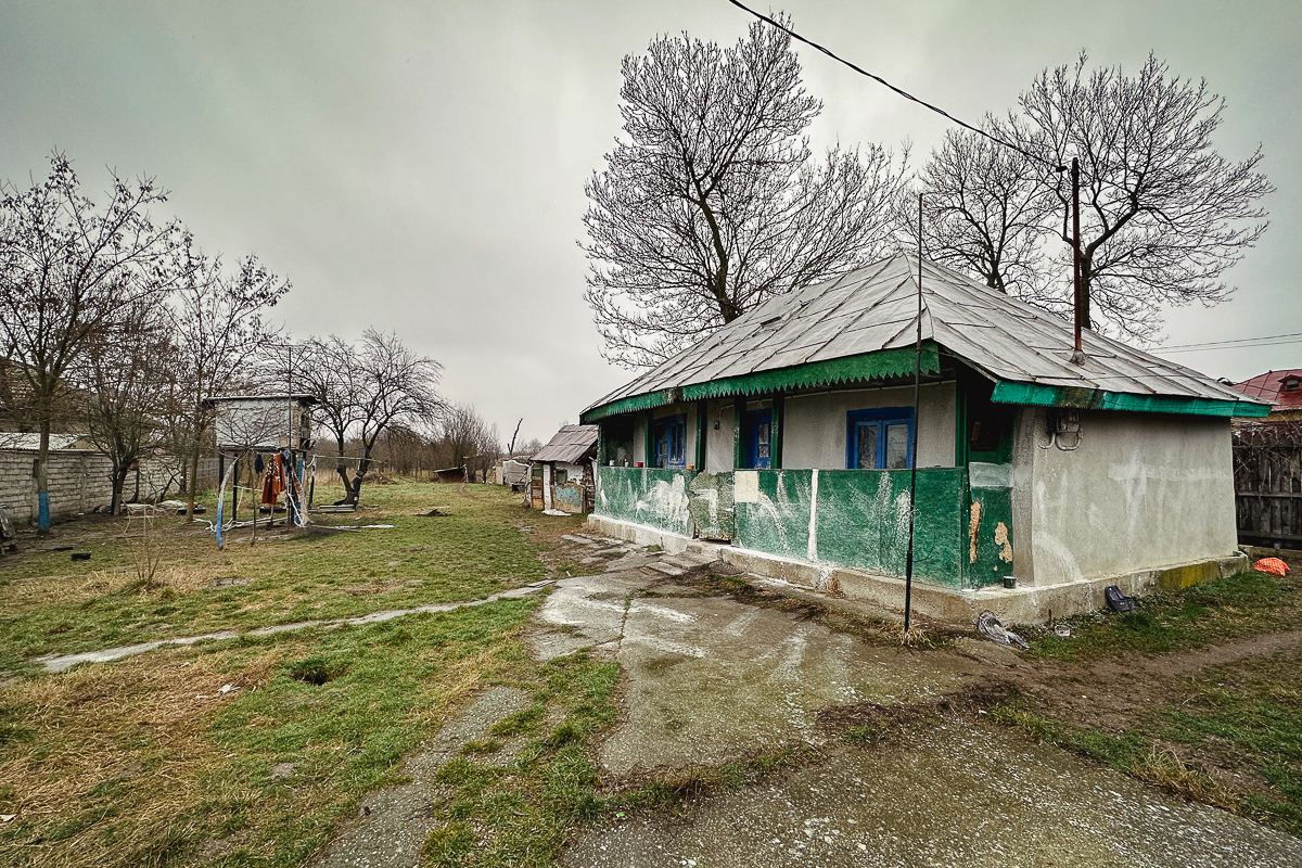 REPORTAJ. Într-un sat la 80 km de București, un tânăr cu o boală psihică, înstrăinat de părinți și de societate, se zbate să supraviețuiască: „Ieri am mâncat un ou”