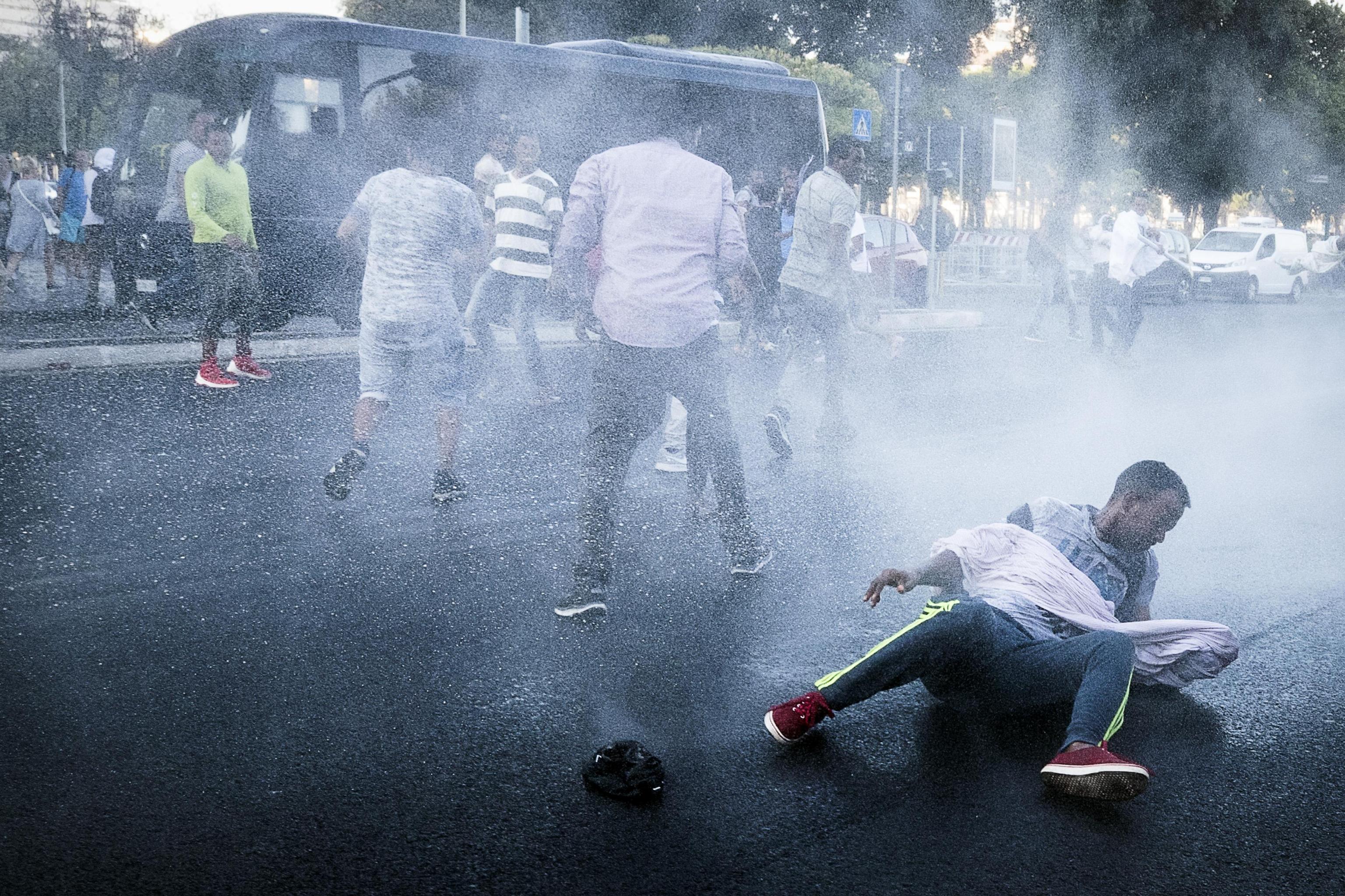 FOTO | Violențe la Roma, între poliție și refugiații care au ocupat o piață