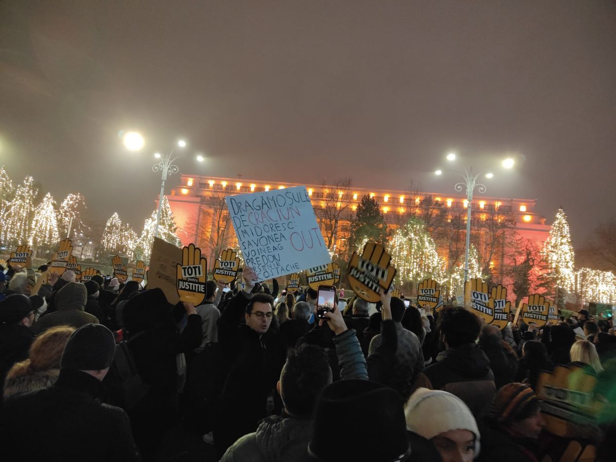Generația Z, printre cei 4.000 de oameni prezenți în București la protestul pentru reformă în Justiție