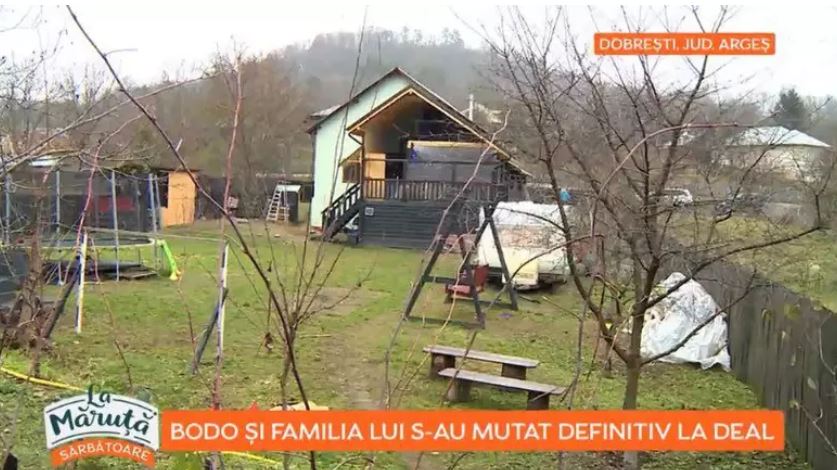 Imagini cu casa de la țară a lui Bodo de la Proconsul. A transformat discoteca din sat în loc de joacă pentru copii
