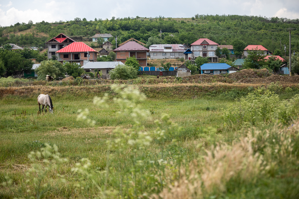 În Murgeni, jandarmii vin şi pleacă, bulibaşa rămâne. Statul român face paradă de forţă într-un oraş pe care l-a abandonat în toate celelalte privinţe