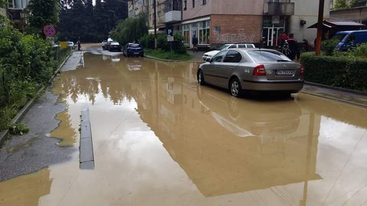 Ploile au făcut ravagii în țară! Mașini luate de viitură și zeci de gospodării inundate FOTO