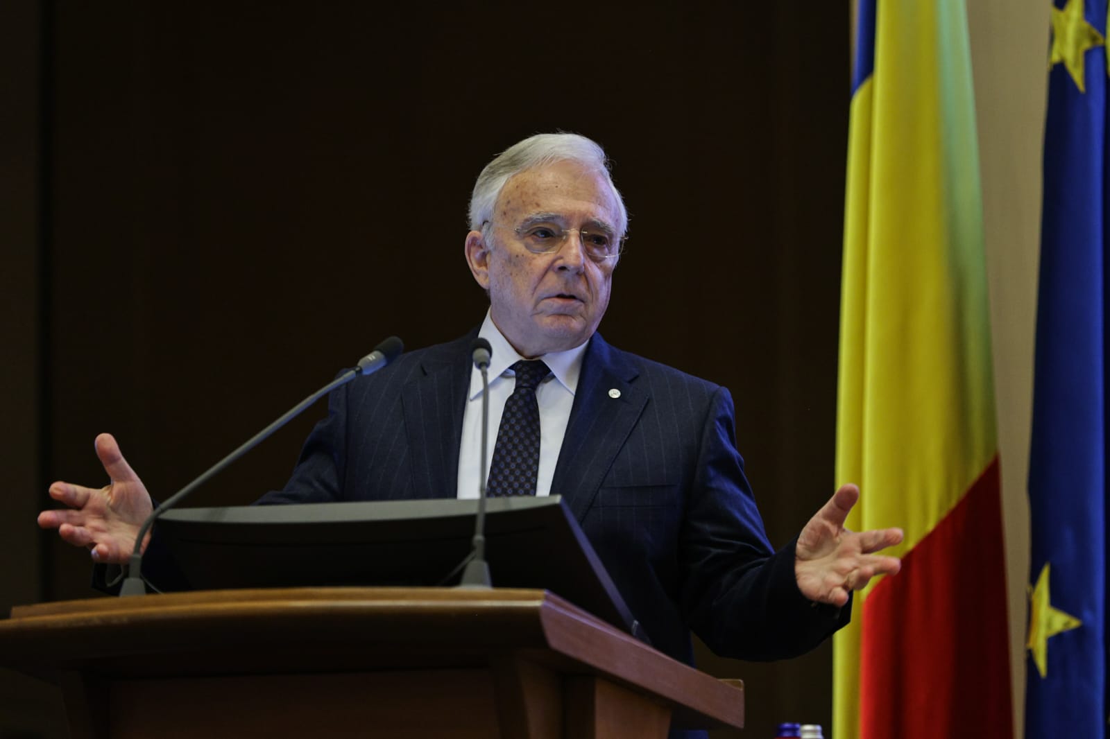 Mugur Isărescu, despre „ordonanța trenuleț”: Dacă nu era adoptată, „deficitul se ducea spre 10%”