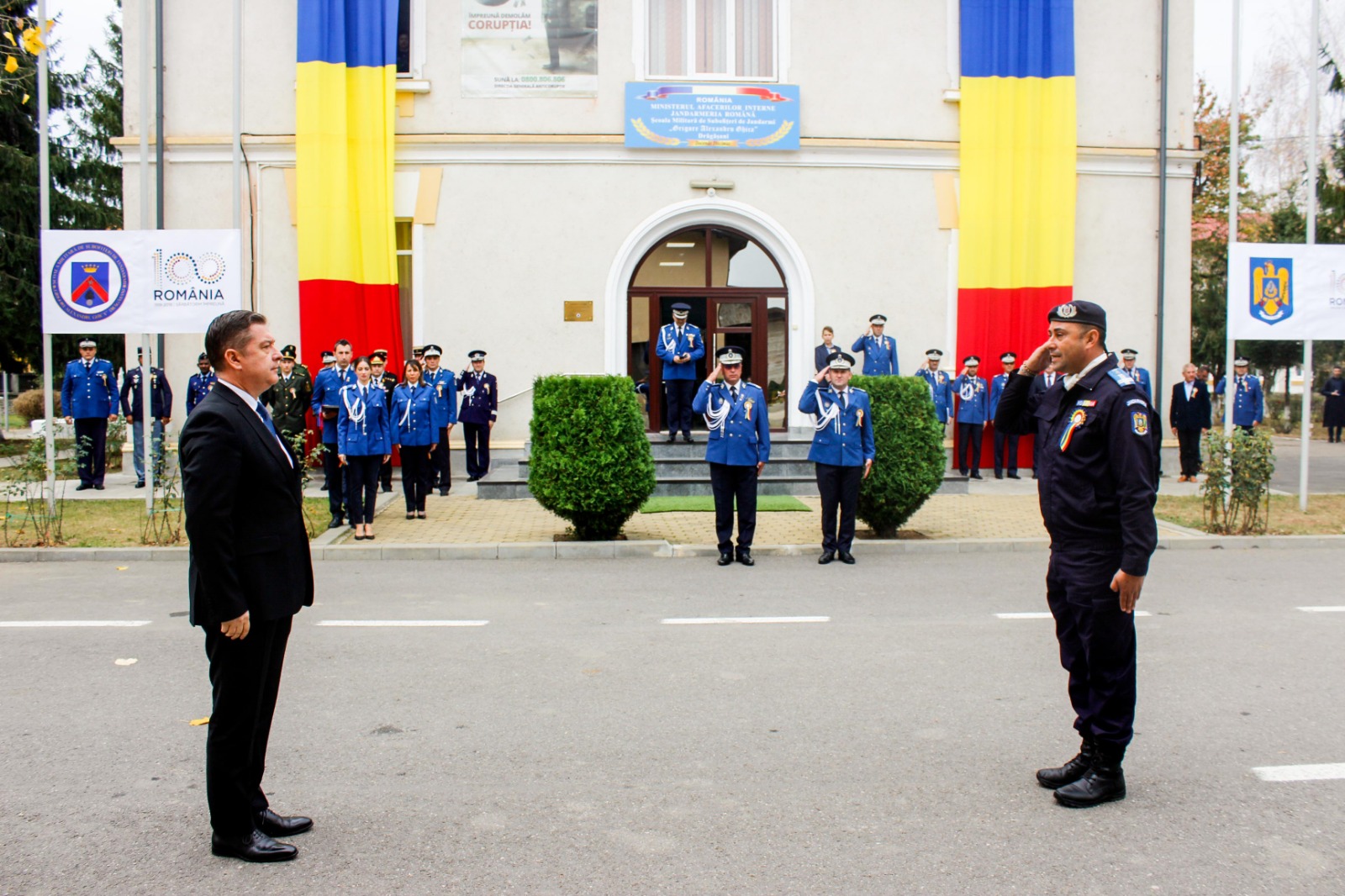 FOTO/700 de jandarmi au absolvit şcoala. Şefii de promoţie au obţinut medii de peste 9