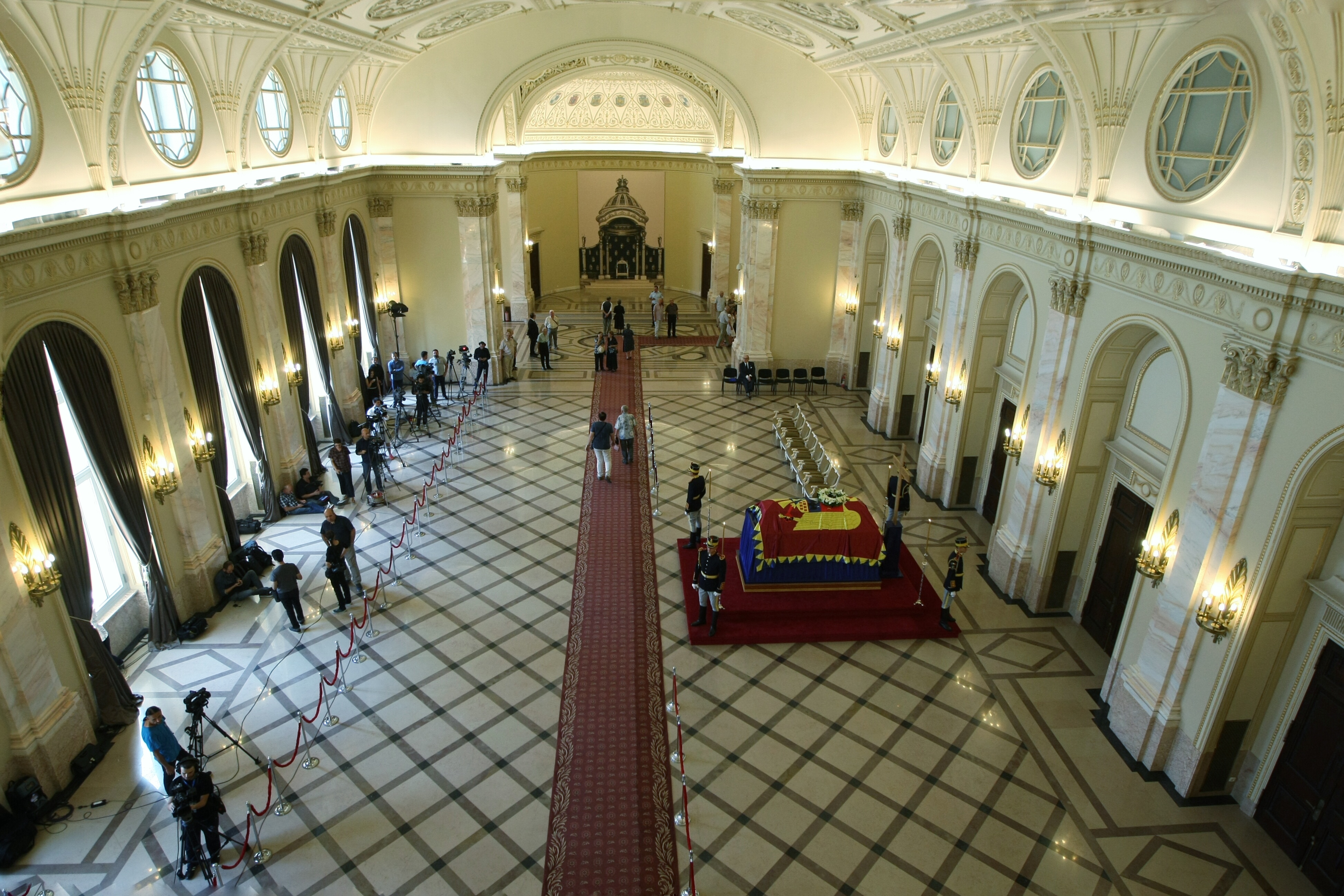 Înmormântarea Reginei Ana. Reprezentanții Caselor Regale au venit cu autocarul, preoții cu limuzina