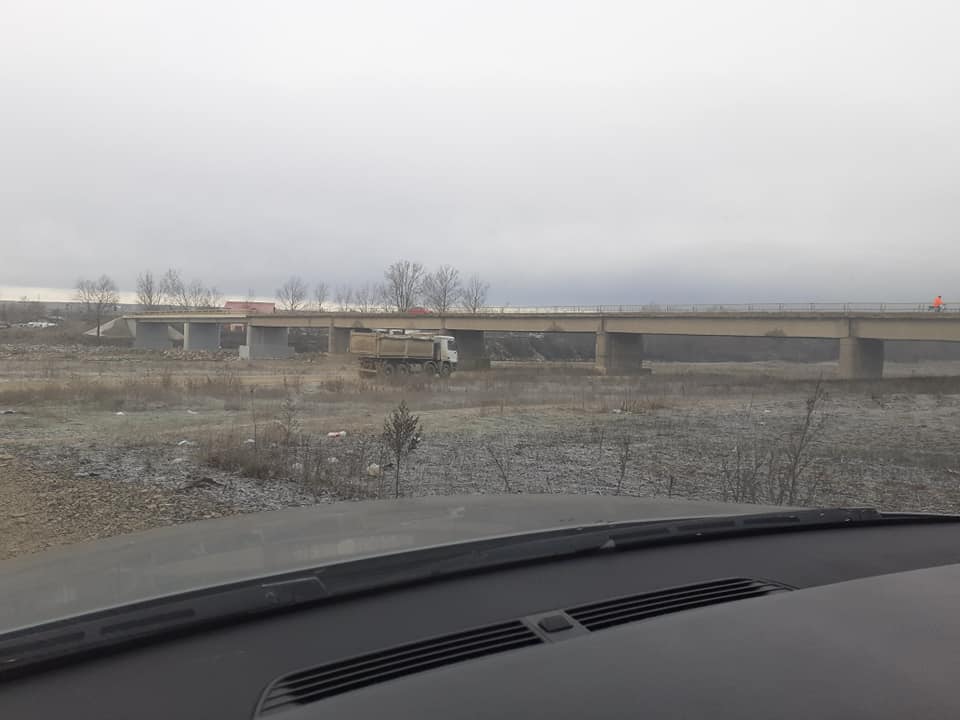 O firmă care a câștigat consolidarea unui pod în Suceava este aceeași care a fost filmată de localnici când ridica balast de sub pod