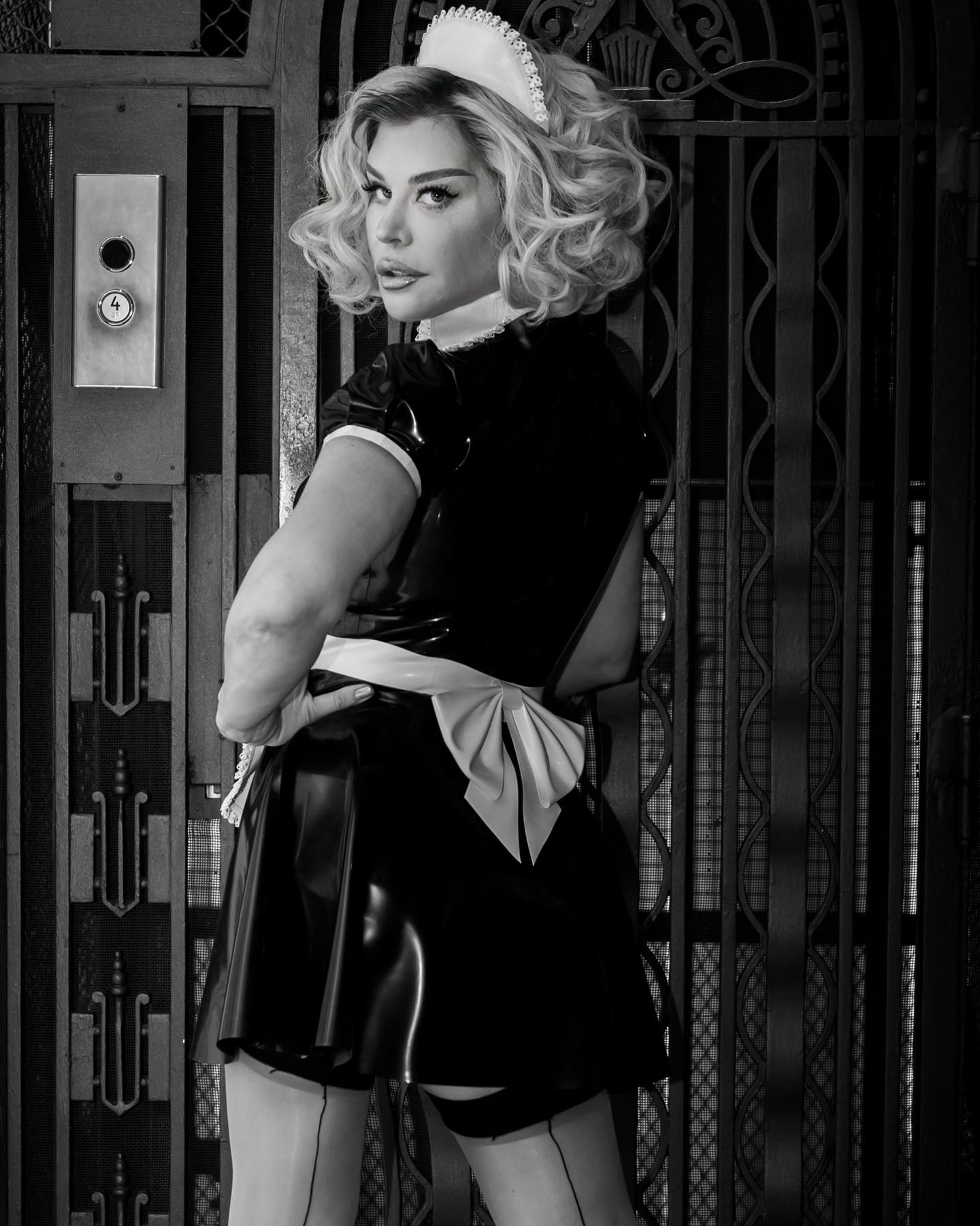 Loredana Groza, transformată în cameristă în videoclipul melodiei „Mister Amor”. În ce ipostaze apare alături de Shift