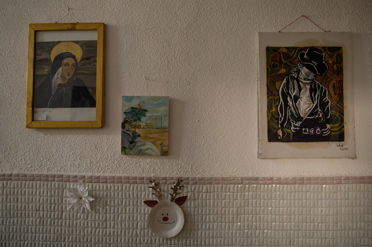 Un pictor fără școală, abandonat la naștere într-un centru de boli psihice din Argeș, are un talent unic în reproducerea tablourilor celebre