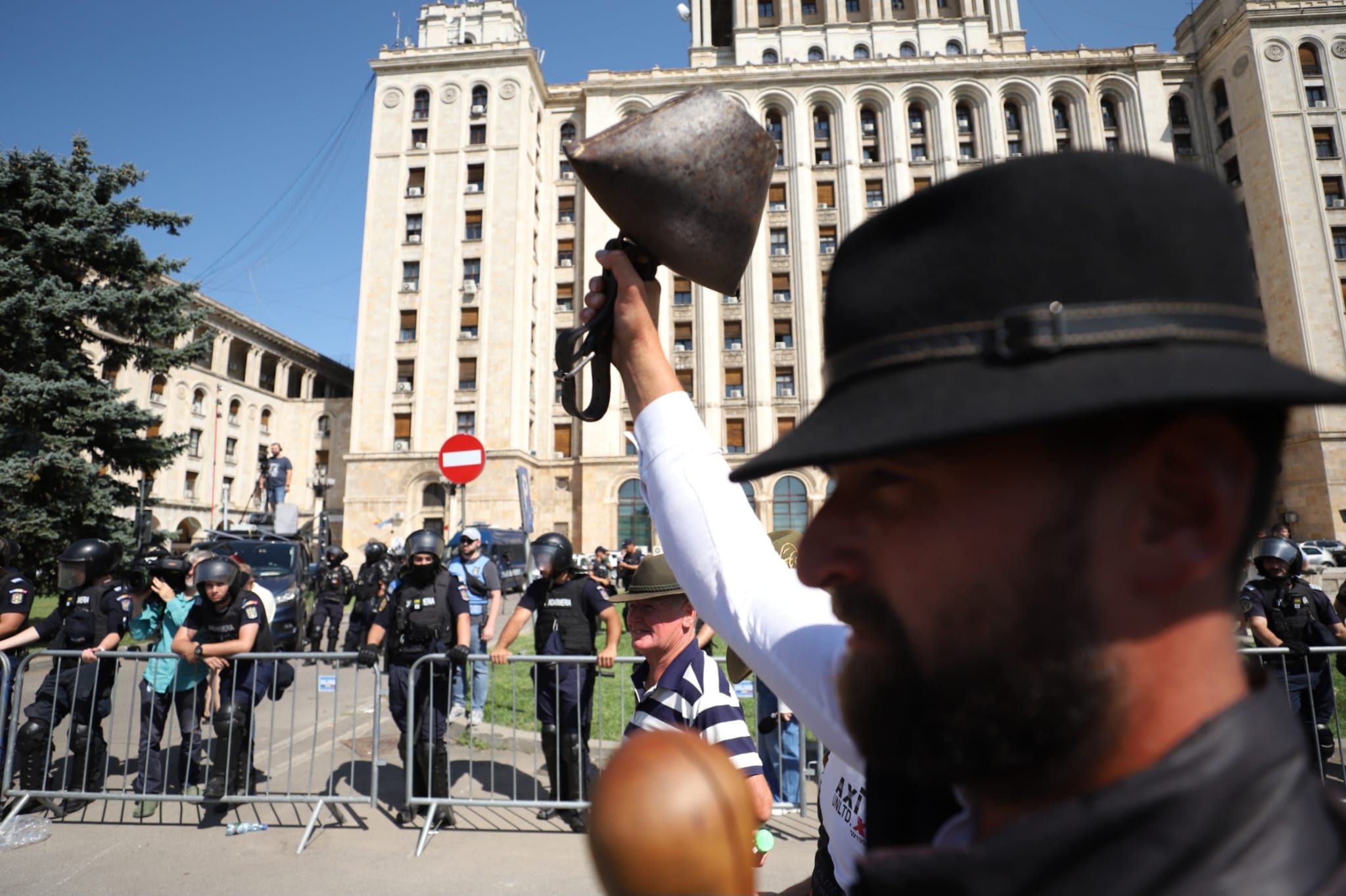 Violențe la protestul fermierilor, în fața sediului ANSVSA. Ce s-a stabilit la discuțiile cu Guvernul. Tanczos Barna anunță că se vor lua măsuri în privința conducerii ANSVSA