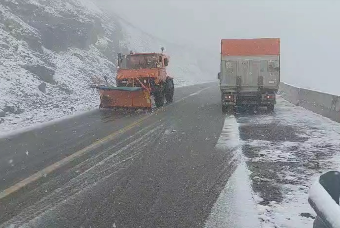 Viscolul neașteptat de septembrie a format gheață pe tronsonul Rânca - Obârșia Lotrului: Transalpina, închisă până miercuri